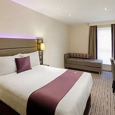 Premier Inn Manchester Cheadle  Buitenkant foto