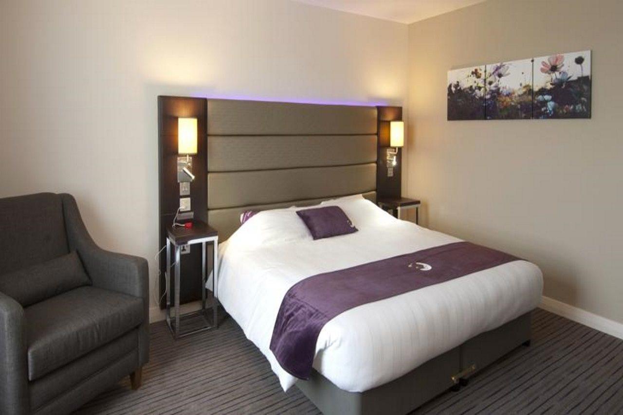 Premier Inn Manchester Cheadle  Buitenkant foto
