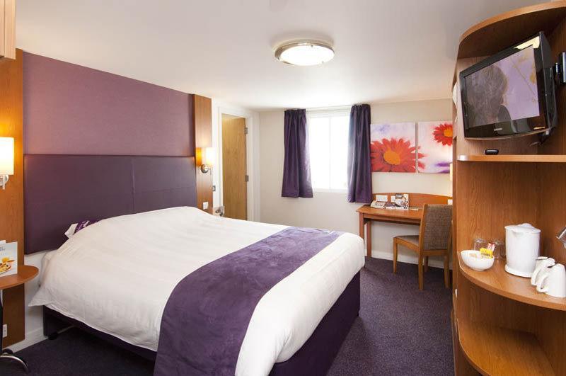 Premier Inn Manchester Cheadle  Buitenkant foto