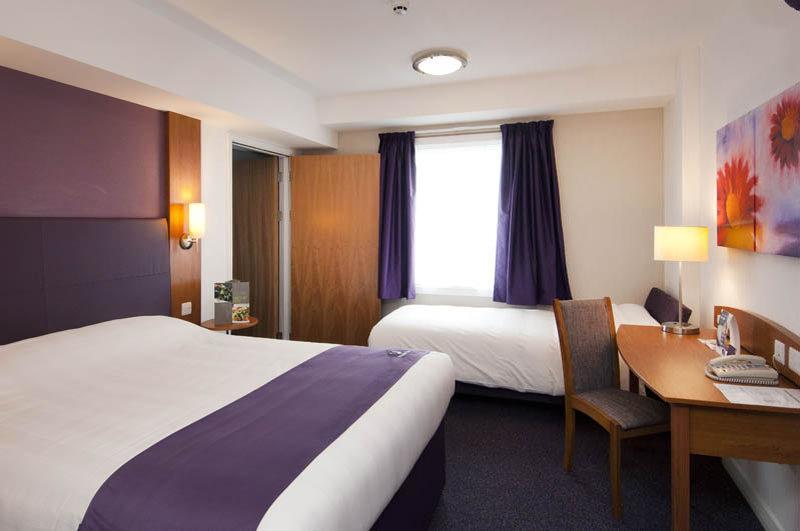 Premier Inn Manchester Cheadle  Buitenkant foto